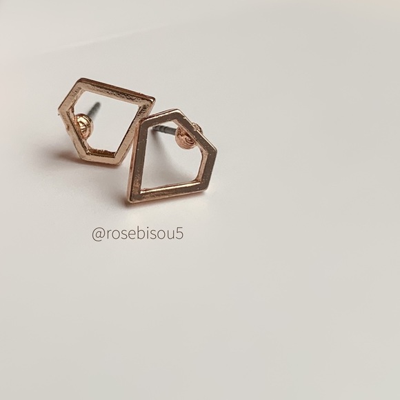 💎🆕Geometric Diamond Rose Gold Heart Studs - Picture 2 of 8